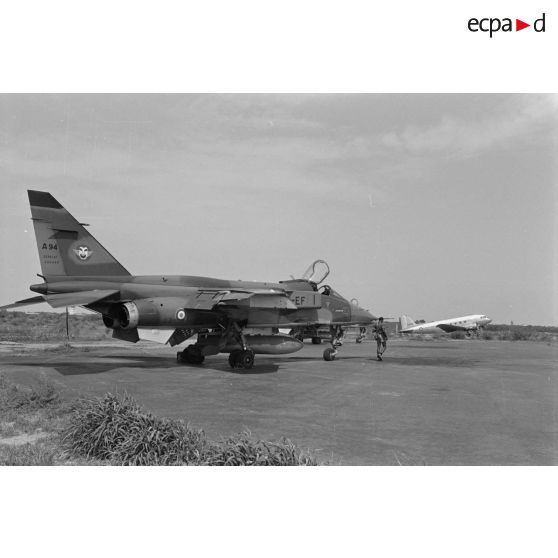 Un avion Jaguar gardé par des parachutistes du 8e Régiment de parachutistes d'infanterie de marine (RPIMa) sur l'aéroport de N'Djamena.