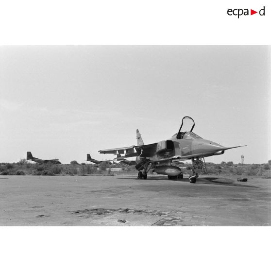 Un avion Jaguar sur l'aéroport de N'Djamena.