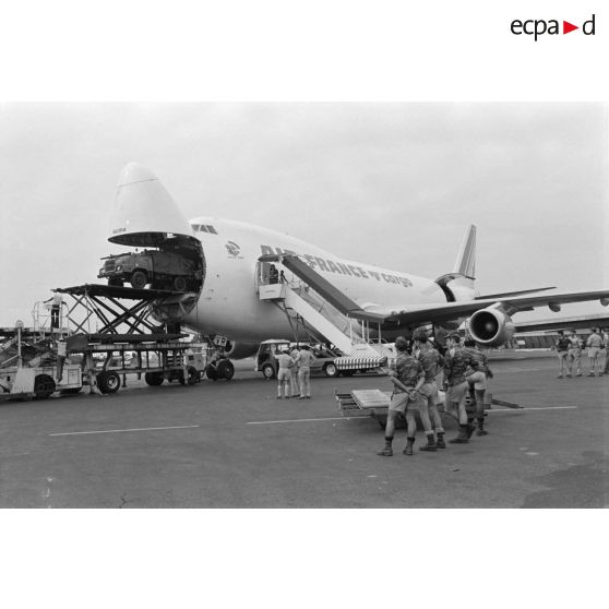 Déchargement des véhicules du 1er Régiment étranger de cavalerie (REC) d'un 747 Air France sur l'aéroport de Libreville.