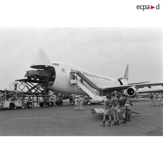 Déchargement des véhicules du 1er Régiment étranger de cavalerie (REC) d'un 747 Air France sur l'aéroport de Libreville.