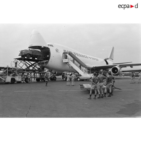 Déchargement des véhicules du 1er Régiment étranger de cavalerie (REC) d'un 747 Air France sur l'aéroport de Libreville.