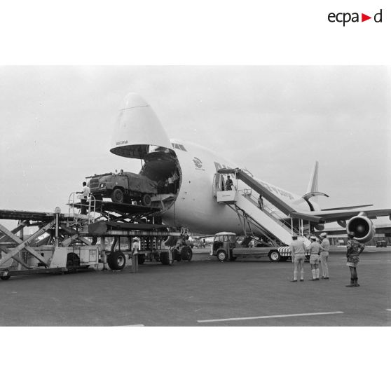 Déchargement des véhicules du 1er Régiment étranger de cavalerie (REC) d'un 747 Air France sur l'aéroport de Libreville.