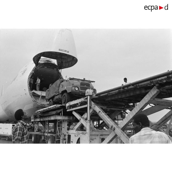 Déchargement des véhicules du 1er Régiment étranger de cavalerie (REC) d'un 747 Air France sur l'aéroport de Libreville.