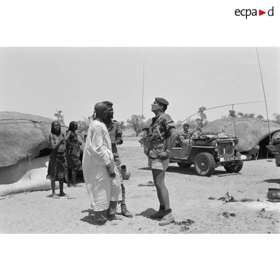 Patrouille du 1er régiment étranger de cavalerie (REC) et de l'Armée Nationale Tchadienne (ANT) dans un village nomade au Tchad.