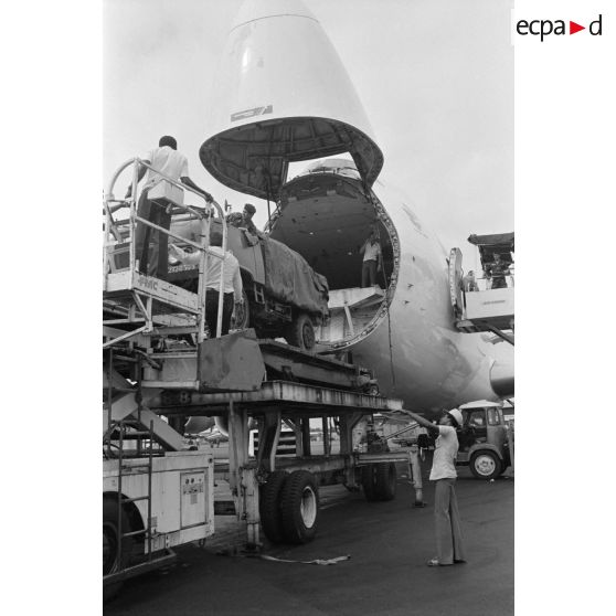 Déchargement des véhicules du 1er Régiment étranger de cavalerie (REC) d'un 747 Air France sur l'aéroport de Libreville.