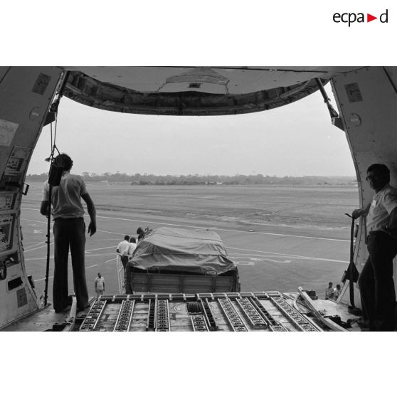 Déchargement des véhicules du 1er Régiment étranger de cavalerie (REC) d'un 747 Air France sur l'aéroport de Libreville.