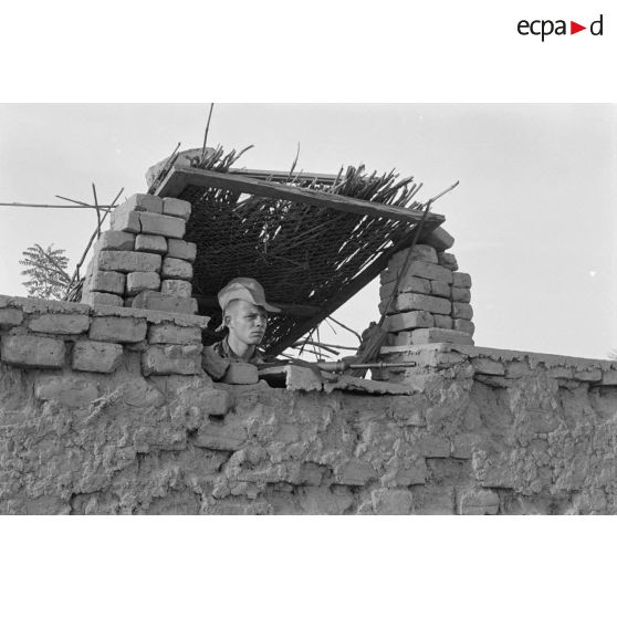 Un légionnaire du 1er régiment étranger de cavalerie (REC) surveille la zone de combats d'Ati.