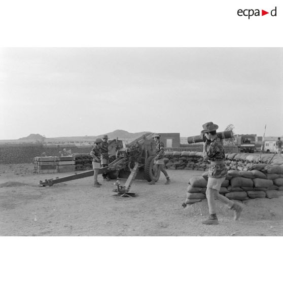 Equipe du 11e régiment d'artillerie de marine (RAMa) de Dinan, en action sur un canon de 105 HM2 à Abéché.