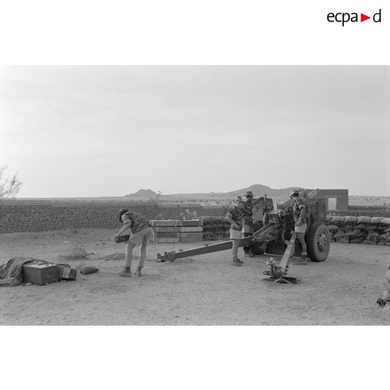 Equipe du 11e régiment d'artillerie de marine (RAMa) de Dinan, en action sur un canon de 105 HM2 à Abéché.