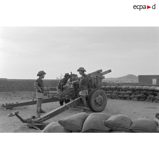 Equipe du 11e régiment d'artillerie de marine (RAMa) de Dinan, en action sur un canon de 105 HM2 à Abéché.