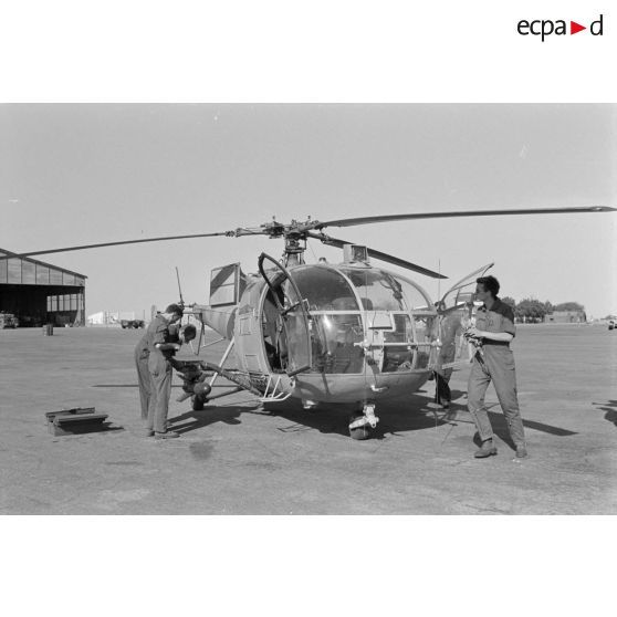 Installation de missiles SS 11 sur une Alouette III par des hommes d'un régiment d'hélicoptères de combat (RHC) à Abéché.