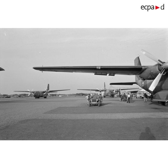 Avions Transall sur le parking de l'aéroport de N'Djamena.