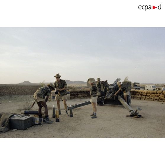 Equipe du 11e régiment d'artillerie de marine (RAMa) de Dinan, en action sur un canon de 105 HM2 à Abéché.