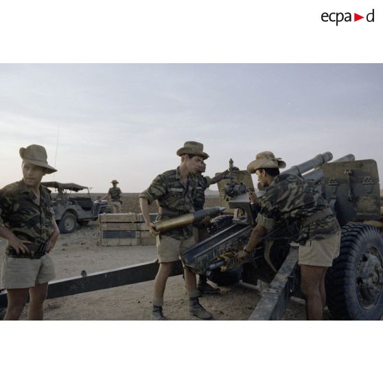 Equipe du 11e régiment d'artillerie de marine (RAMa) de Dinan, en action sur un canon de 105 HM2 à Abéché.