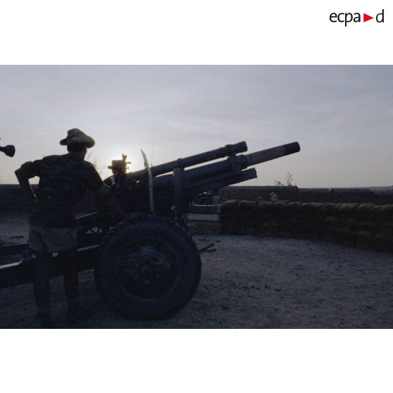 Equipe du 11e régiment d'artillerie de marine (RAMa) de Dinan, en action sur un canon de 105 HM2 à Abéché.