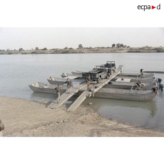 Sur le fleuve Chari, embarquement de camions sur une portière mise en place par le 17e régiment du génie parachutiste (RGP).