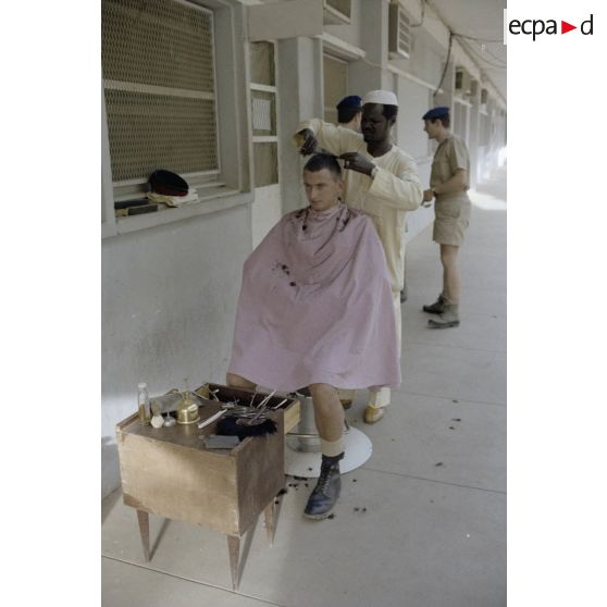 Le coiffeur de la base Tacaud à N'Djamena.