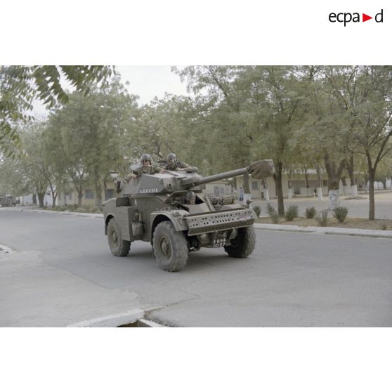 Une automitrailleuse du 1er régiment de hussards parachutistes (RHP) au camp Dubut à N'Djamena.