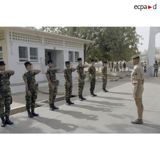 Le lieutenant-colonel Janvier commandant le groupement Phenix passe en revue la garde, au camp Dubut à N'Djamena.