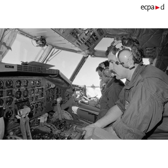 Intérieur de la cabine de pilotage d'un Transall à destination du Tchad.