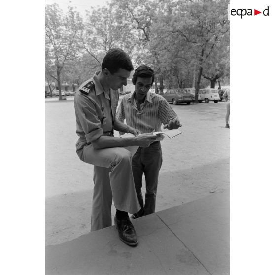 Le commandant Henri Bentégeat officier de presse discute avec un journaliste de l'agence de presse Reuters.