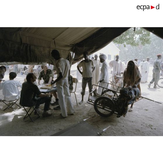 Un médecin principal de l'équipe médicale militaire d'intervention rapide (EMMIR), trie les blessés avec l'aide d'infirmiers de l'antenne chirurgicale parachutiste (ACP), au nouveau dispensaire de Kousseri.