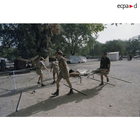 Montage des tentes supplémentaires, après l'arrivée du nouveau personnel de l'élément médical militaire d'intervention rapide (EMMIR), au nouveau dispensaire de Kousseri.