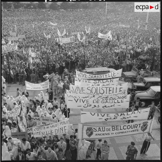 Entrée de plusieurs délégations de femmes représentant différents comités de salut public au ministère de l'Algérie à Alger.