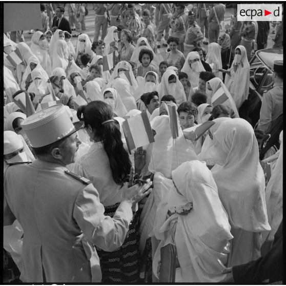 Entrée de plusieurs délégations de femmes représentant différents comités de salut public au ministère de l'Algérie à Alger.