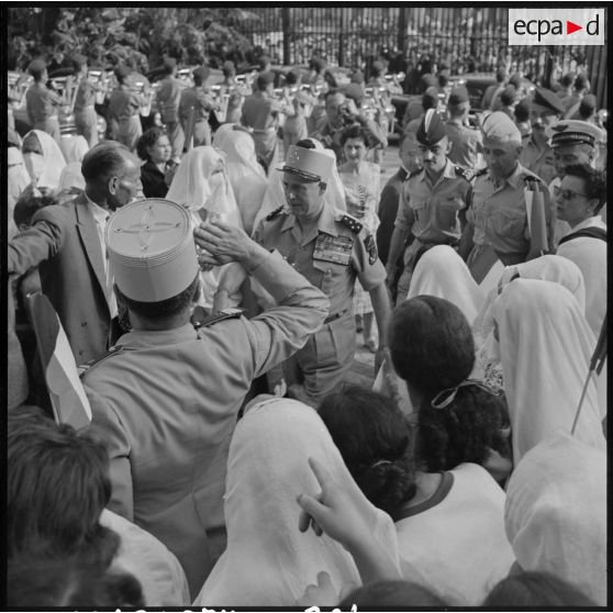 Le général Salan entre au ministère de l'Algérie, lors d'une grande manifestation en l'honneur des femmes au forum d'Alger.