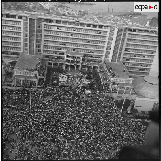 Vue aérienne de la grande manifestation en l'honneur des femmes au forum d'Alger.