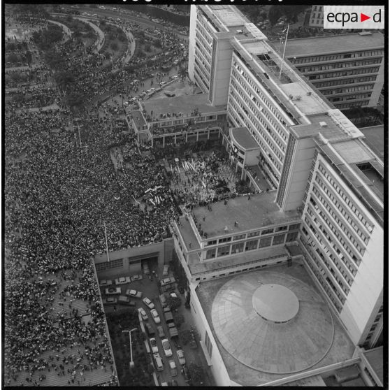 Vue aérienne de la grande manifestation en l'honneur des femmes au forum d'Alger.