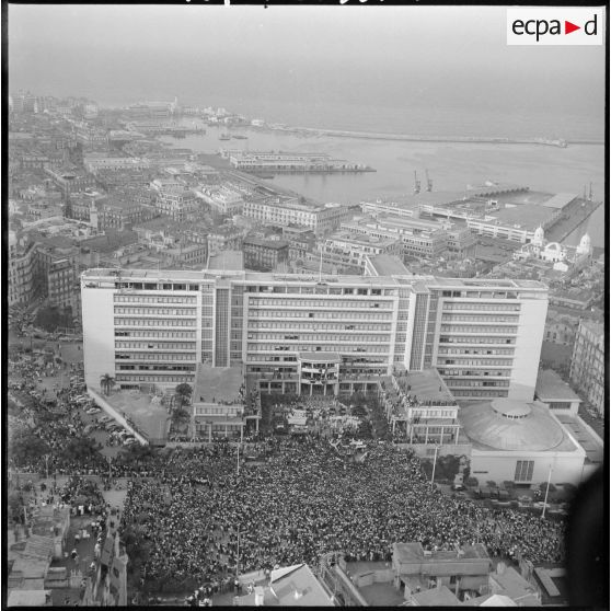 Vue aérienne de la grande manifestation en l'honneur des femmes au forum d'Alger.