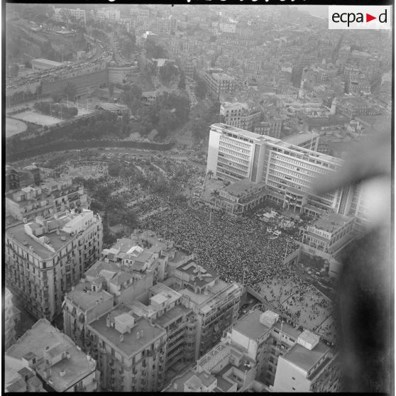 Vue aérienne de la grande manifestation en l'honneur des femmes au forum d'Alger.