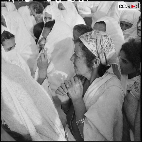 Portrait de femmes parmi la foule, lors d'une grande manifestation en l'honneur des femmes au forum d'Alger.