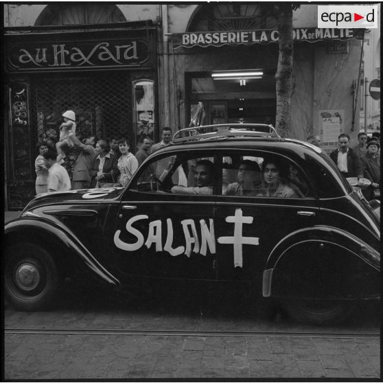 Des manifestants à bord d'une voiture avec l'inscription "Salan", dans les rues d'Alger.