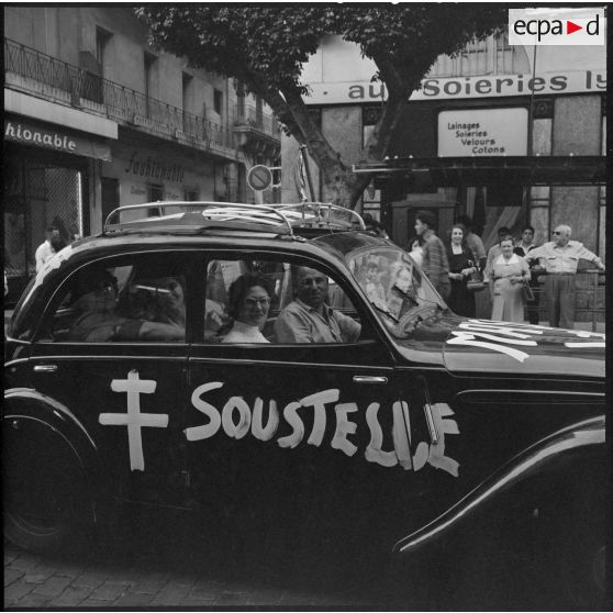 Des manifestants à bord d'une voiture avec l'inscription "Soustelle", dans les rues d'Alger.