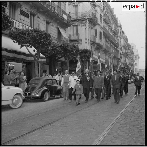 Défilé des anciens combattants dans les rues d'Alger, lors d'une grande manifestation en l'honneur des femmes au forum d'Alger.