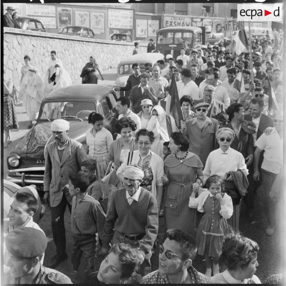 La foule, lors d'une grande manifestation en l'honneur des femmes au forum d'Alger.