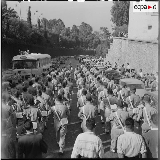 Défilé de soldats, lors d'une grande manifestation en l'honneur des femmes au forum d'Alger.