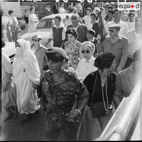 La foule, lors d'une grande manifestation en l'honneur des femmes au forum d'Alger.