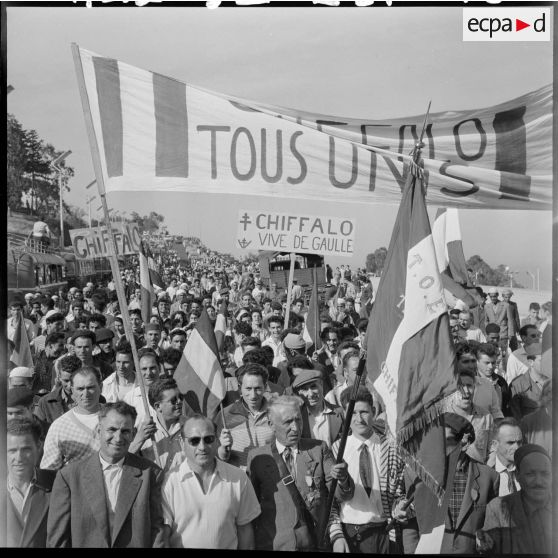 La foule, lors d'une grande manifestation en l'honneur des femmes au forum d'Alger.