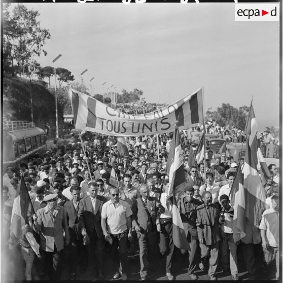 La foule, lors d'une grande manifestation en l'honneur des femmes au forum d'Alger.