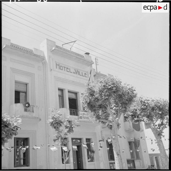 L'hôtel de ville de Boufarik avec inscription "de Gaulle au pouvoir".