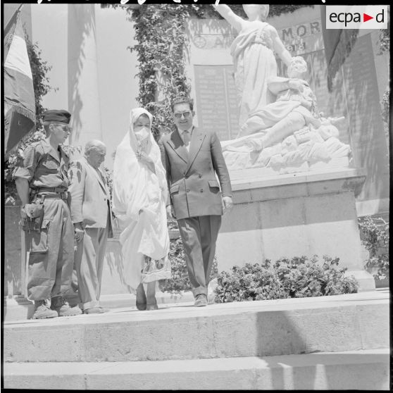 Jacques Soustelle accompagné d'une femme au monument au morts de Boufarik.