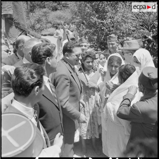 Jacques Soustelle parle à des femmes.