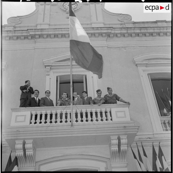 Jacques Soustelle et le général Massu au balcon de la mairie de Boufarik.