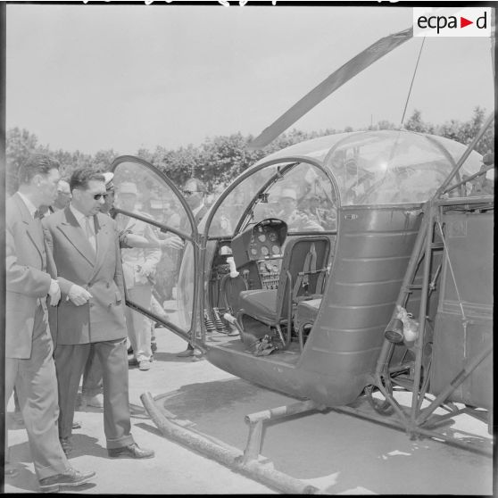 Jacques Soustelle monte à bord d'un hélicoptère alouette.