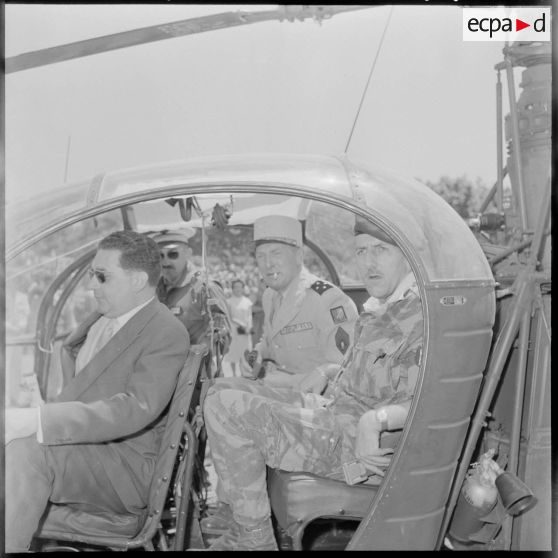 Jacques Soustelle monte à bord d'un hélicoptère alouette.