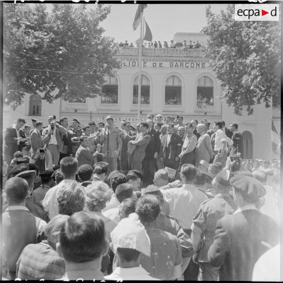 Le général Allard s'adresse à la population de Boufarik.